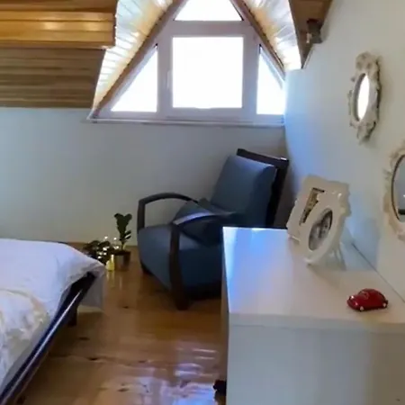 Nif Arpacik Mahallesinde Koey Evi Daire *